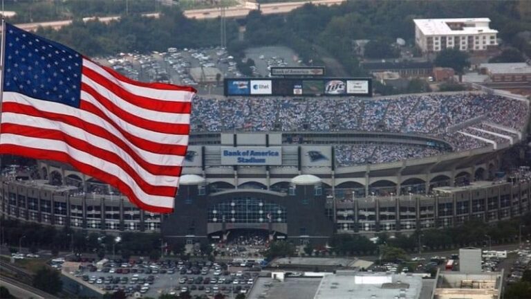 العلم الأمريكي يرفرف أمام ملعب ممتلئ بالجماهير