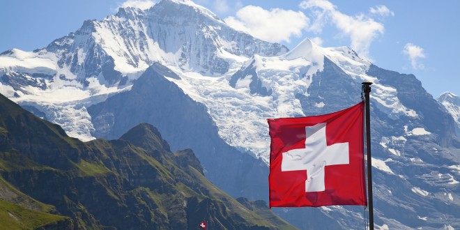 علم سويسرا أمام جبال الألب