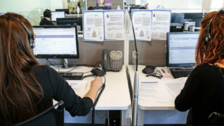 موظفون يعملون على أجهزة الكمبيوتر في مكتب خدمة العملاء